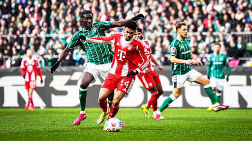 Luis Díaz mit Ball am Fuß während des Bundesliga-Gastspiels des FC Bayern beim SV Werder Bremen