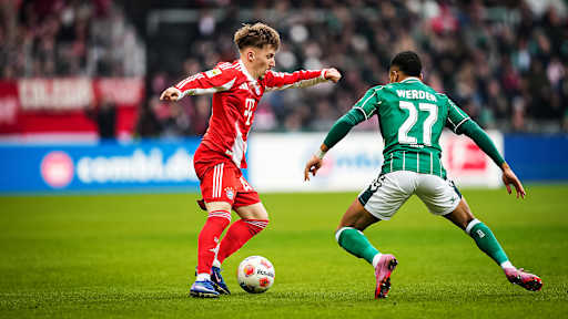 Lennart Karl mit Ball am Fuß während des Bundesliga-Gastspiels des FC Bayern beim SV Werder Bremen