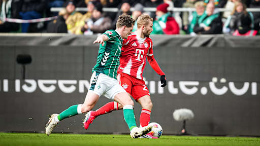 Konrad Laimer im Zweikampf während des Bundesliga-Gastspiels des FC Bayern beim SV Werder Bremen