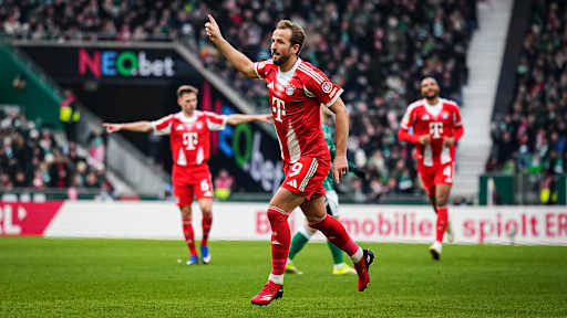 Harry Kane streckt die Hand jubelnd in die Luft während des Bundesliga-Gastspiels des FC Bayern beim SV Werder Bremen