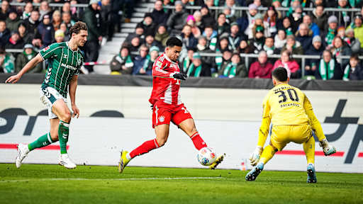 Luis Díaz im Duell mit Mio Backhaus während des Bundesliga-Gastspiels des FC Bayern beim SV Werder Bremen