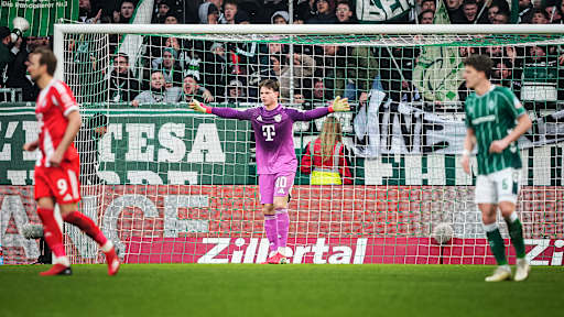 Jonas Urbig während des Bundesliga-Gastspiels des FC Bayern beim SV Werder Bremen