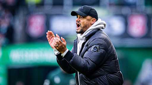 Vincent Kompany klatscht an der Seitenlinie während des Bundesliga-Gastspiels des FC Bayern beim SV Werder Bremen