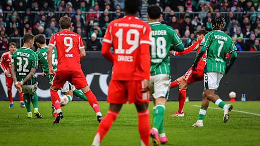 Leon Goretzka trifft zum 3:0 während des Bundesliga-Gastspiels des FC Bayern beim SV Werder Bremen