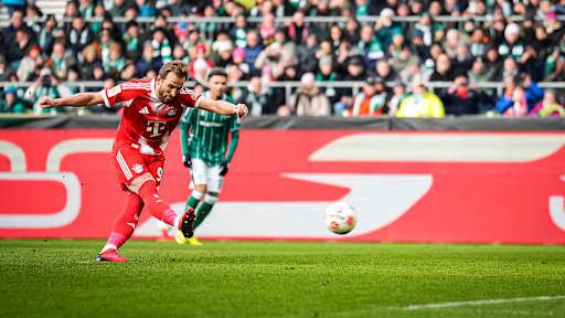 Harry Kane erzielt das 1:0 per Elfmeter im Bundesliga-Spiel des FC Bayern in Bremen