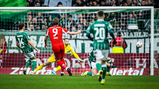 Harry Kane trifft zum 2:0 während des Bundesliga-Gastspiels des FC Bayern beim SV Werder Bremen