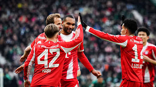 Jonathan Tah, Harry Kane und Lennart Karl jubeln während des Bundesliga-Gastspiels des FC Bayern beim SV Werder Bremen