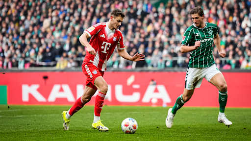 Josip Stanišić mit Ball am Fuß während des Bundesliga-Gastspiels des FC Bayern beim SV Werder Bremen