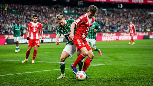 Joshua Kimmich im Zweikampf während des Bundesliga-Gastspiels des FC Bayern beim SV Werder Bremen