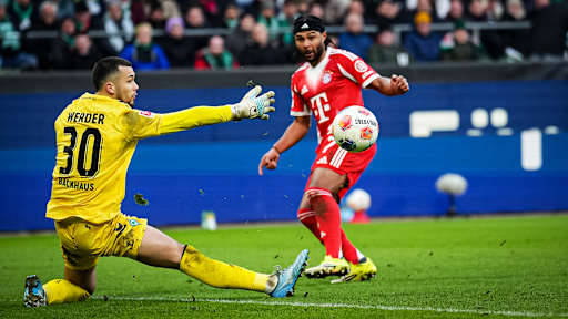 Serge Gnabry im Duell mit Mio Backhaus während des Bundesliga-Gastspiels des FC Bayern beim SV Werder Bremen