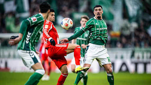 Luis Díaz saugt den Ball herunter während des Bundesliga-Gastspiels des FC Bayern beim SV Werder Bremen