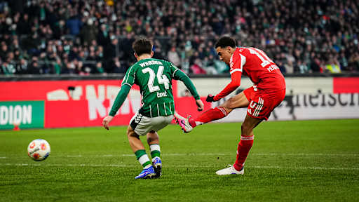 Jamal Musiala beim Torschuss während des Bundesliga-Gastspiels des FC Bayern beim SV Werder Bremen