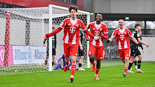 Spielszene aus dem Heimspiel der FC Bayern U19 in der Hauptrunde der U19-DFB-Nachwuchsliga gegen Hannover 96.