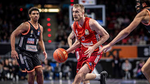 Niels Giffey Dribbling