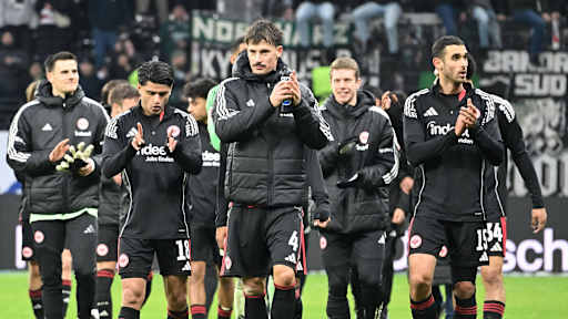 Eintracht Frankfurt players applaud after the win against Gladbach