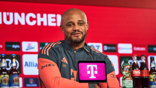 Vincent Kompany spricht in einem Pressetalk