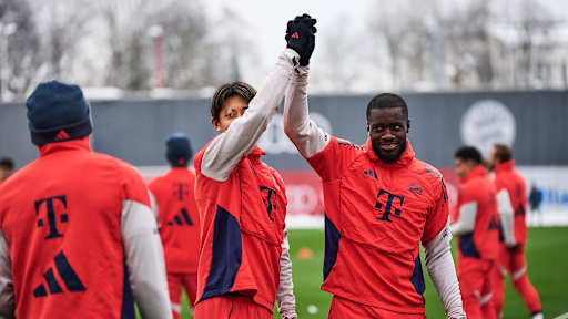 Hiroki Ito und Dayot Upamecano klatschen im Training des FC Bayern ab