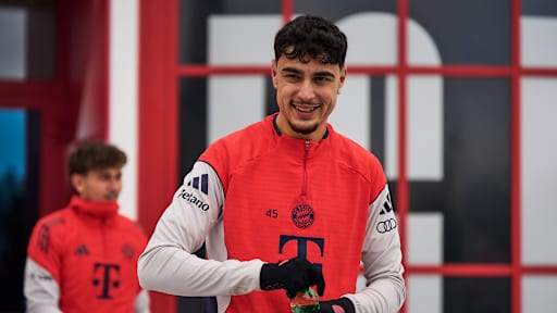 Aleksandar Pavlovic kommt aus der Kabine des FC Bayern