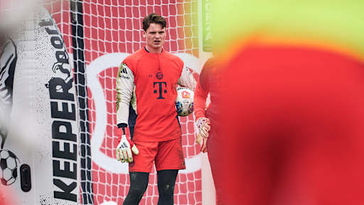 Jonas Urbig hält einen Ball im Training des FC Bayern