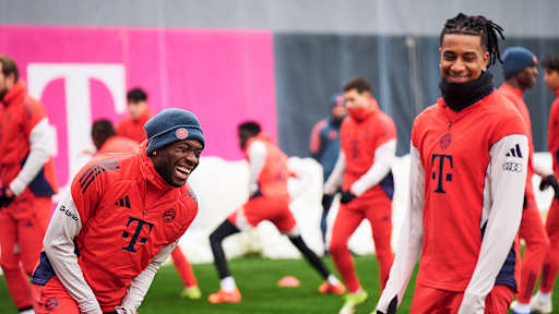 Alphonso Davies und Michael Olise lachen im Training des FC Bayern