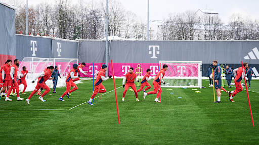 Spieler des FC Bayern laufen sich im Training warm
