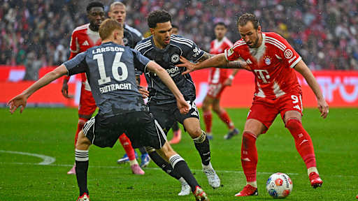 Harry Kane dribbelt mit dem Ball im Bundesliga-Heimspiel des FC Bayern gegen Eintracht Frankfurt.