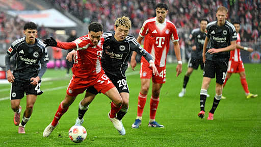 Jamal Musiala dribbelt mit dem Ball Bundesliga-Heimspiel des FC Bayern gegen Eintracht Frankfurt.