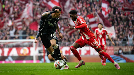 Alphonso Davies dribbelt mit dem Ball im Bundesliga-Heimspiel des FC Bayern gegen Eintracht Frankfurt.