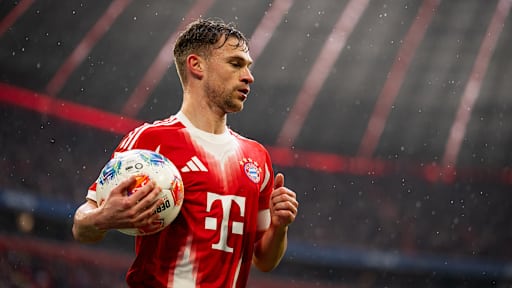 Joshua Kimmich trägt den Ball im Bundesliga-Heimspiel des FC Bayern gegen Eintracht Frankfurt.