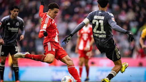 Jamal Musiala beim Abschluss im Bundesliga-Heimspiel des FC Bayern gegen Eintracht Frankfurt.