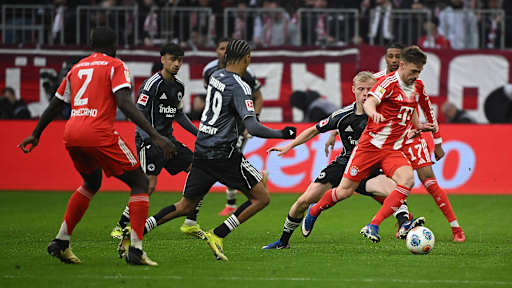 Joshua Kimmich dribbelt mit dem Ball Bundesliga-Heimspiel des FC Bayern gegen Eintracht Frankfurt.