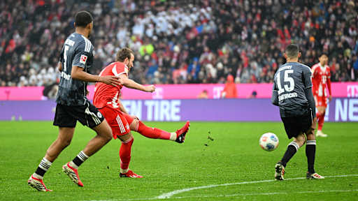 Harry Kane erzielt sein Tor zum 3:0 im Bundesliga-Heimspiel des FC Bayern gegen Eintracht Frankfurt.