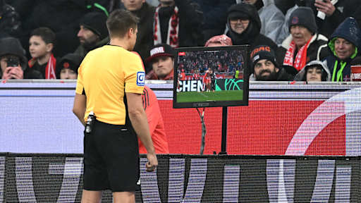 Schiedsrichter Tobias Reichel entscheidet nach VAR-Check auf Elfmeter im Bundesliga-Heimspiel des FC Bayern gegen Eintracht Frankfurt.