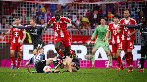 Dayot Upamecano dribbelt mit dem Ball im Bundesliga-Heimspiel des FC Bayern gegen Eintracht Frankfurt.