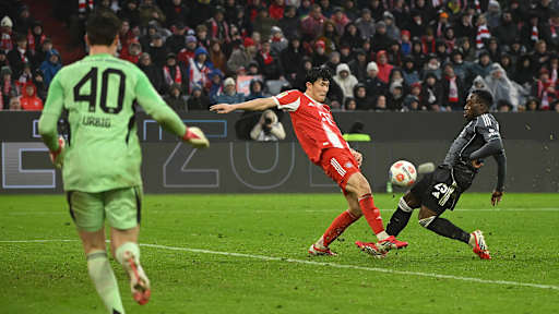 Arnaud Kalimuendo erzielt sein Tor zum 2:3 im Spiel des FC Bayern gegen Eintracht Frankfurt.