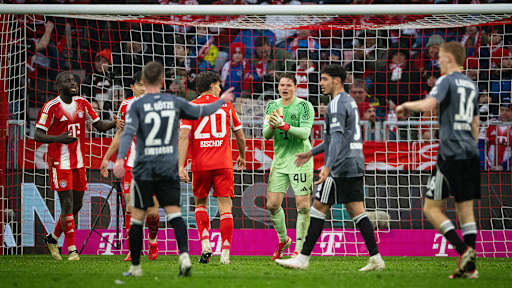 Jonas Urbig im Bundesliga-Heimspiel des FC Bayern gegen Eintracht Frankfurt.