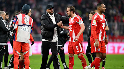Vincent Kompany klatscht mit Harry Kane ab nach dem Bundesliga-Spiel des FC Bayern gegen Eintracht Frankfurt.