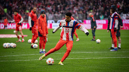 Luis Diaz wärmt sich auf für das Bundesliga-Heimspiel des FC Bayern gegen Eintracht Frankfurt.