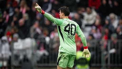 Jonas Urbig im Bundesliga-Heimspiel des FC Bayern gegen Eintracht Frankfurt.