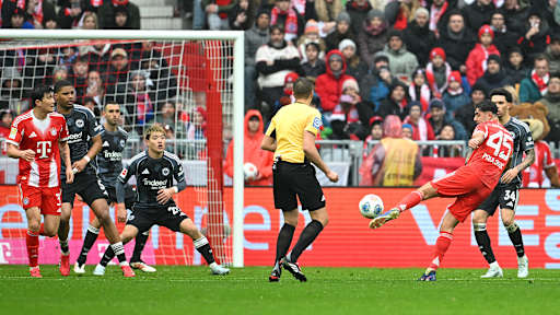 Aleksandar Pavlovic erzielt das Tor zum 1:0 im Bundesliga-Heimspiel des FC Bayern gegen Eintracht Frankfurt.