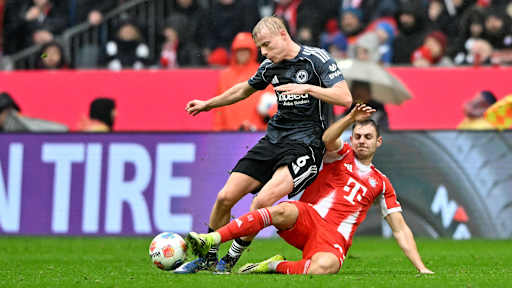 Josip Stanisic bei der Grätsche im Bundesliga-Heimspiel des FC Bayern gegen Eintracht Frankfurt.