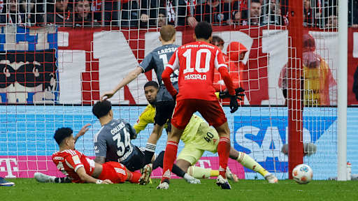Luis Diaz grätscht am Ball vorbei im Bundesliga-Heimspiel des FC Bayern gegen Eintracht Frankfurt.