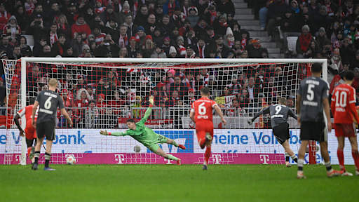 Jonathan Burkhardt trifft zum 1:3 im Bundesliga-Heimspiel des FC Bayern gegen Eintracht Frankfurt.