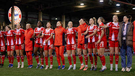 Die FC Bayern Frauen bejubeln den Sieg über Wolfsburg
