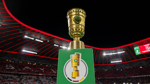 Der DFB-Pokal steht auf einem Podest in der Allianz Arena.