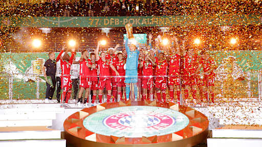 Jugadores del FC Bayern celebran con la Copa DFB en el Olympiastadion de Berlín.