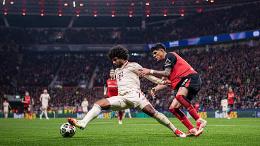 Serge Gnabry am Ball im Champions League-Spiel des FC Bayern bei Bayer 04 Leverkusen
