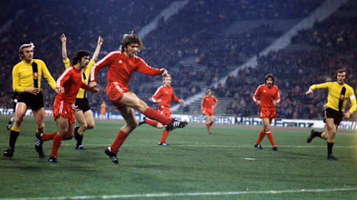 Jupp Kapellmann beim Torschuss im Europapokalspiel des FC Bayern gegen Dynamo Dresden 1973/74