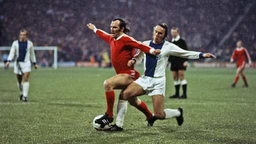 Franz Bulle Roth im Duell mit Detlef Enge im Europapokalspiel des FC Bayern gegen Magdeburg 1974/75