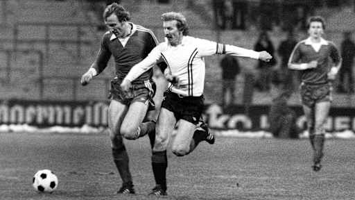 Katsche Schwatzenbeck im Zweikampf mit Jürgen Grabowski im Euopapokalduell des FC Bayern gegen Frankfurt 1977/78